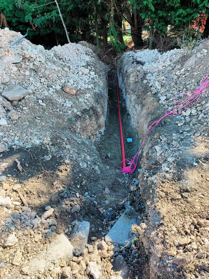 Duct with draw rope in the trench
