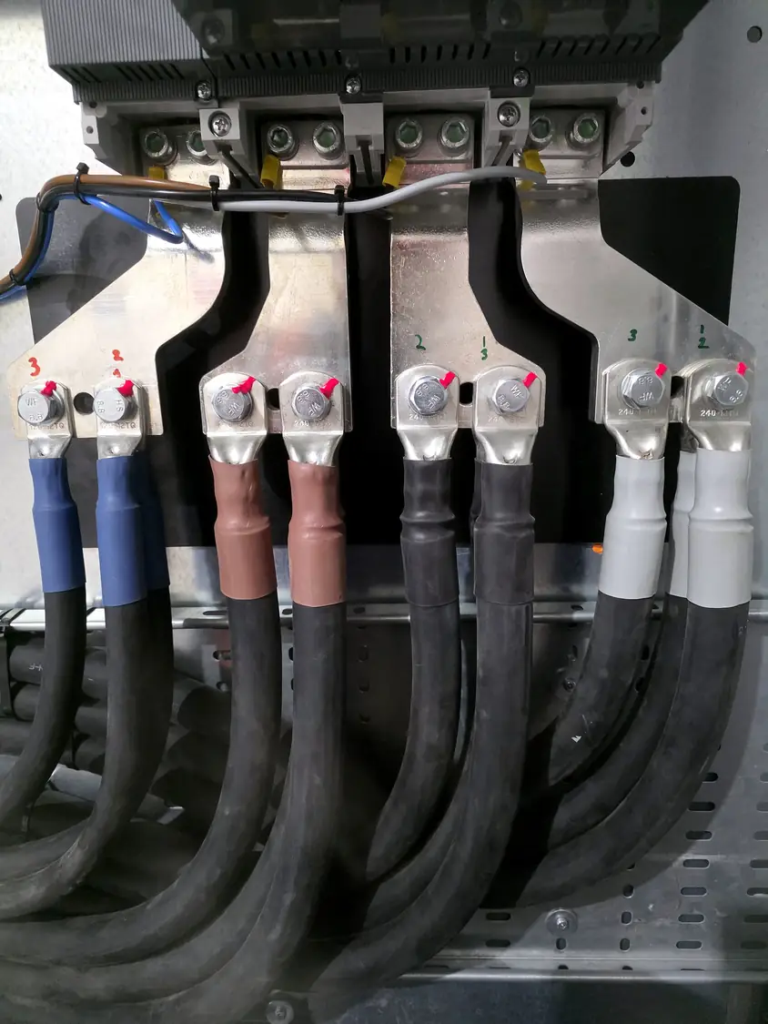 Cable lugs terminated on the ACB