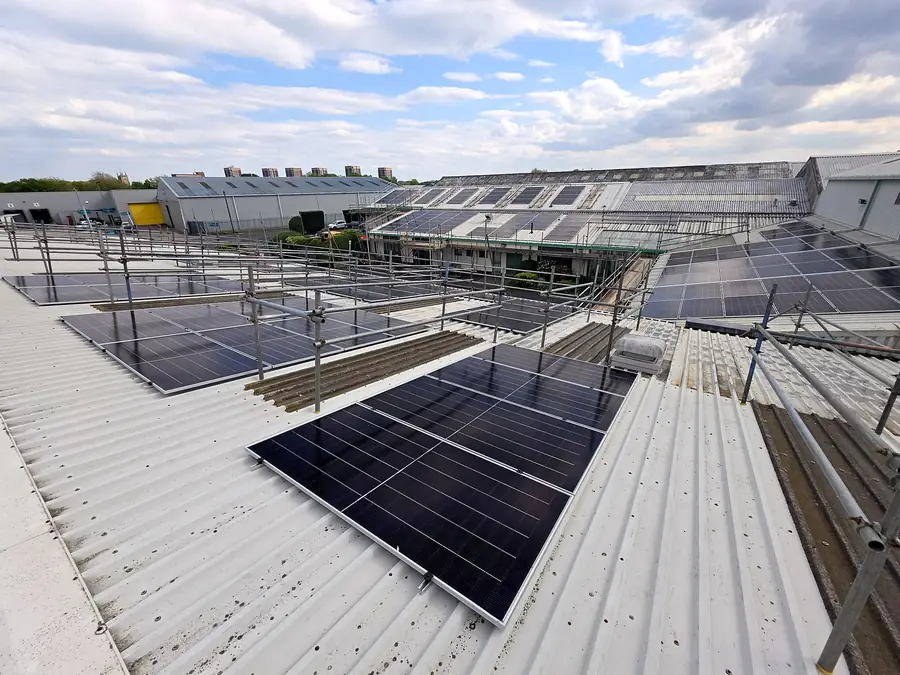 Completed array with scaffold edge protection