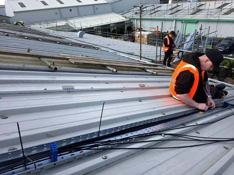 Dressing DC cables into the roof tray