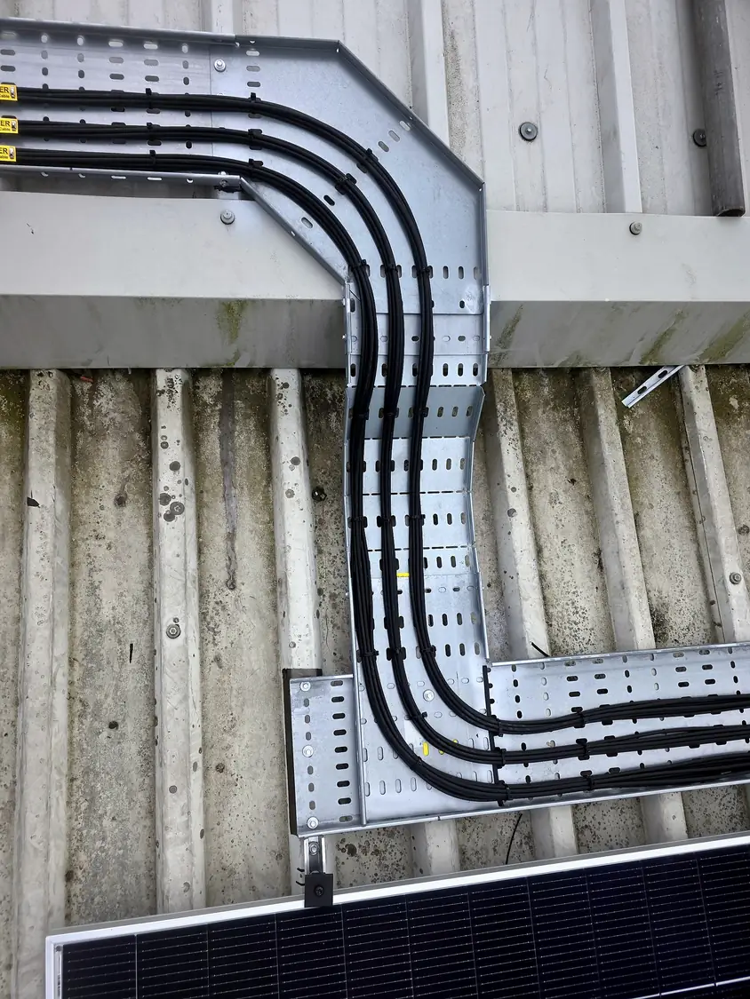 DC cable tray bend down to the array