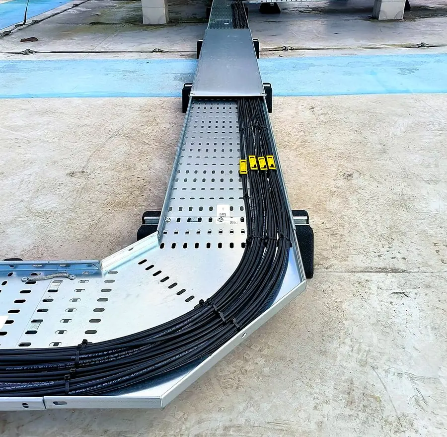 DC cables in a cable tray bend on the roof