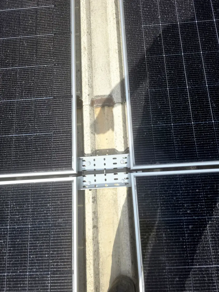 DC cable tray between module rows