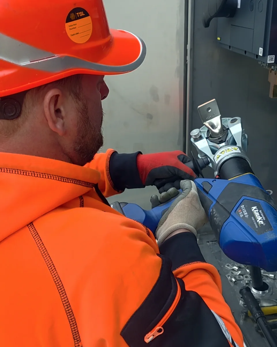 Crimping lugs on large cables with a hydraulic crimper