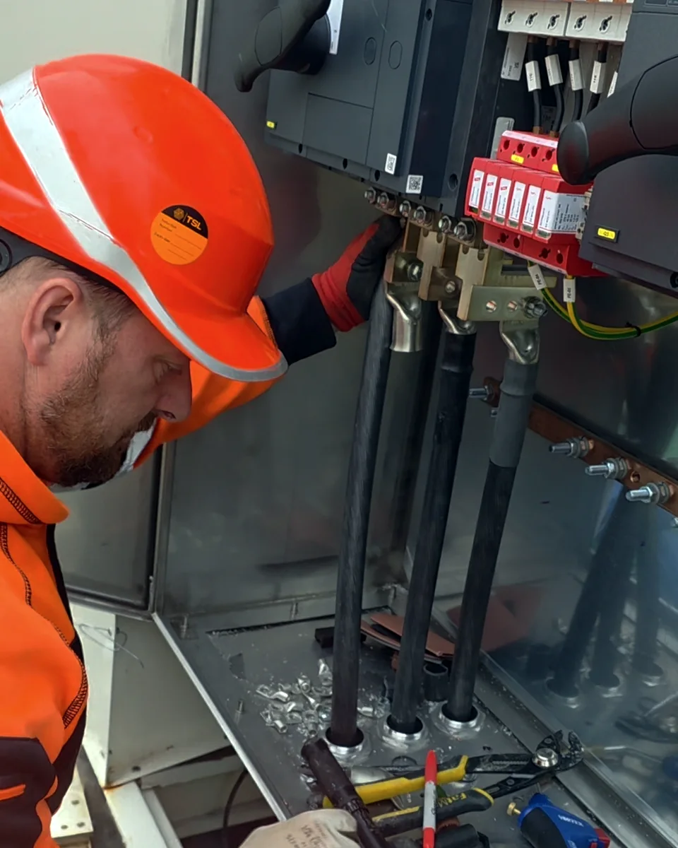 Terminating 400mm² single-core aluminium armoured cables at the switch-disconnector