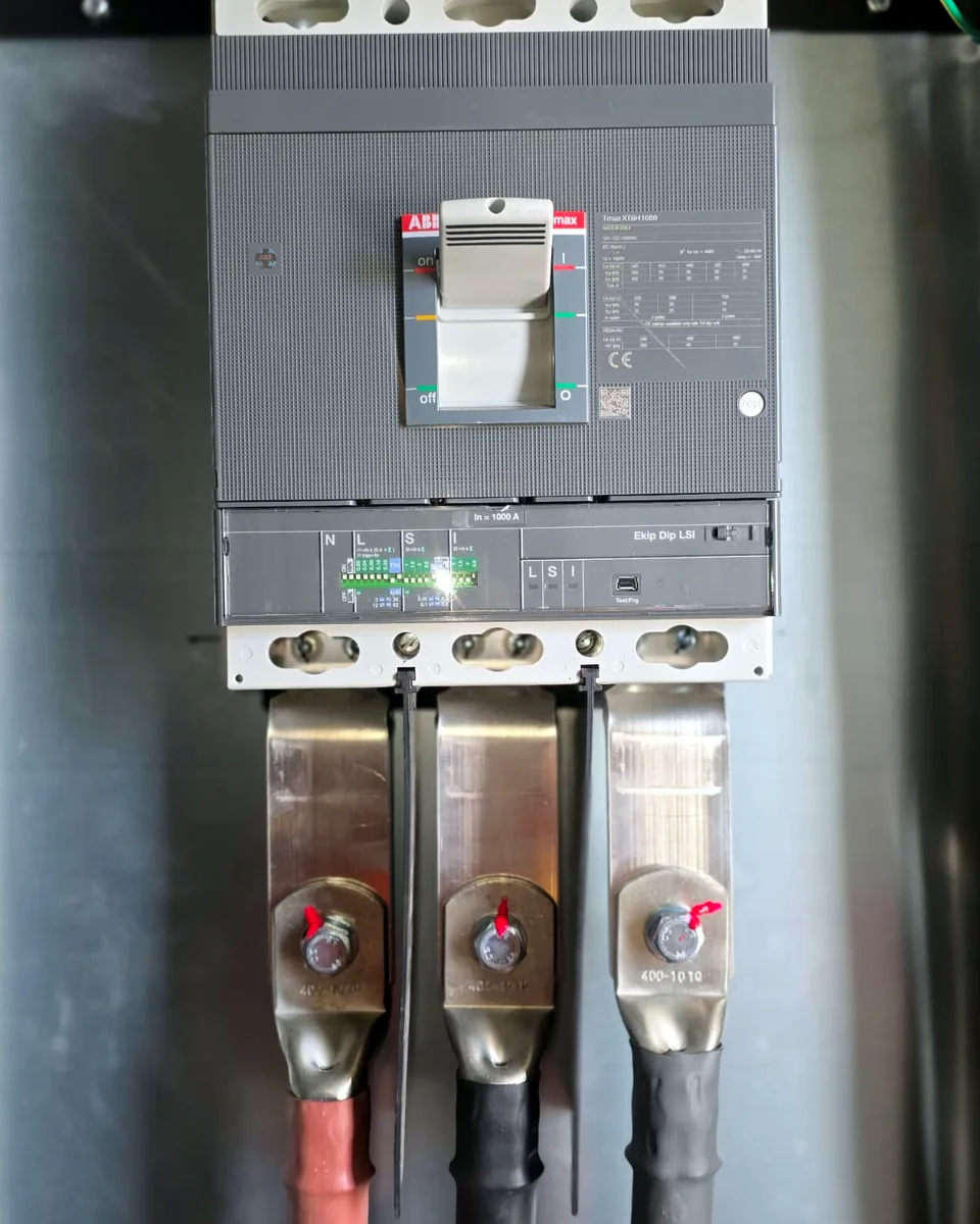 Lugged terminations on a 1000A MCCB, with torque marks